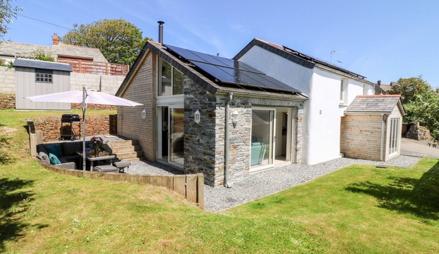 KELMSCOT, pet friendly, luxury holiday cottage in Trelights