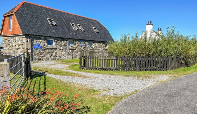 KELP COTTAGE, pet friendly in Daliburgh, Isle Of South Uist