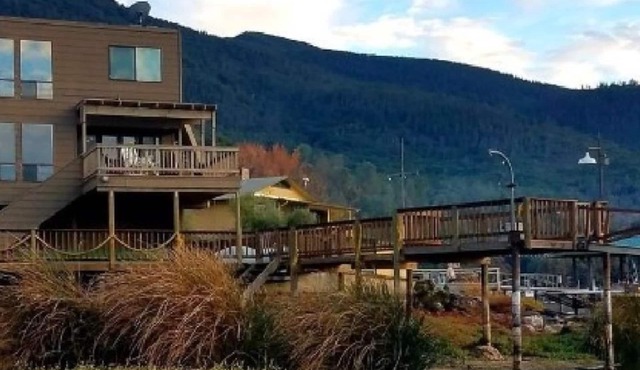 KELSEYVILLE LAKEFRONT LUXURY! 3 STORY, 3 BR/2B PRIVATE DOCK next to hot springs