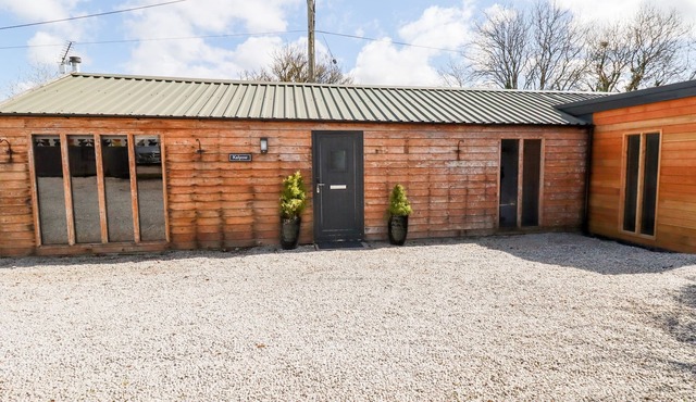 KELYOW, pet friendly, character holiday cottage in St Day