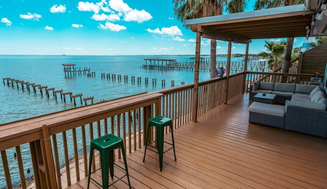 Kemah Bay Retreat: Steps to Kemah Boardwalk, Bayfront, 216-ft Pier, Elevator, EV