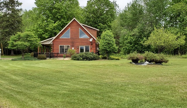 Kemp's Rentals-Great Family Home-Relaxing-Private-5 Acres-Close to Beach & MTU