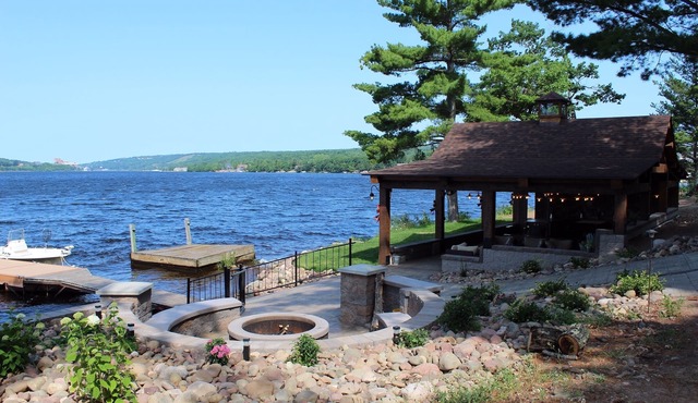 Kemp's Rentals Luxurious Executive Retreat Portage Lake-Beach-Firepit & Pavilion