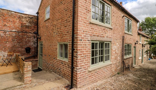 KEMPS YARD RETREAT, pet friendly, character holiday cottage in Thirsk