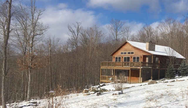 Kendall Retreat - 3BR Log Cabin Central to Deep Creek Lake and Nemacolin Resorts