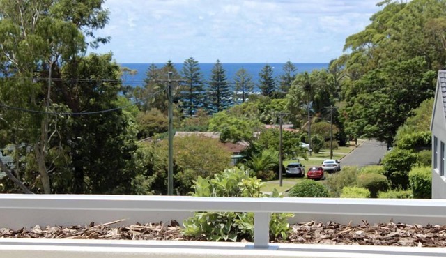 Kendalls Beach, walk to beach, restaurants , shops, ocean walk tracks , train.