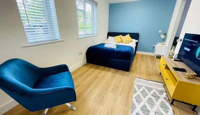 KENILWORTH STUDIO * GROUND FLOOR * PARKING