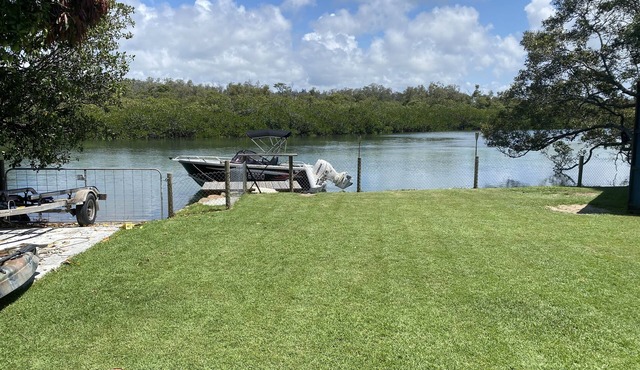 Kennedy house is new build on the tweed river. 5mins to beach. 7mins to airport