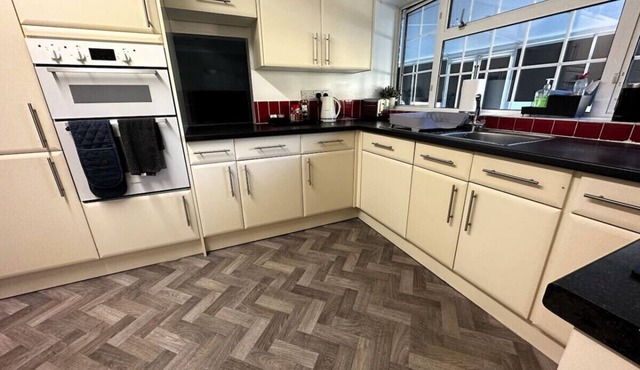 Kennedy Villa (5 Bed House with Hot Tub)