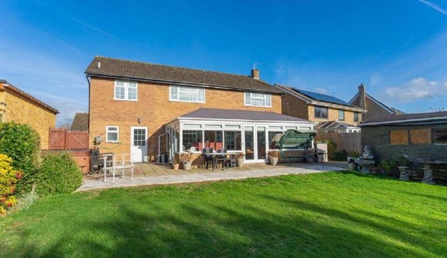 Kennedy Villa - 5 Bedroom House with Hot Tub, WiFi, Free parkings, Close to Bicester Village