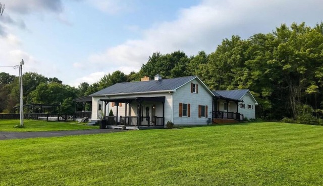 Kennerdell Country Retreat with seasonal inground pool