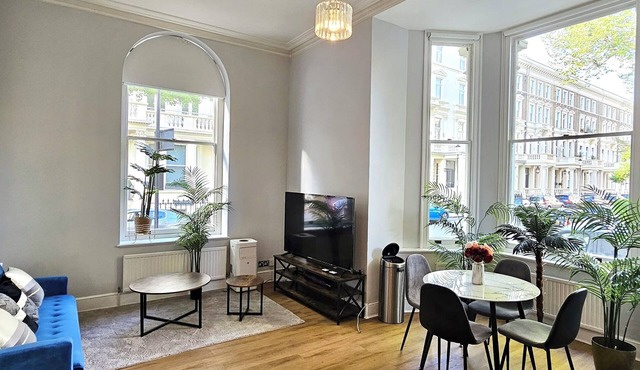 Kensington 2Bed Stucco High Ceilings @LuxuryLondonStays