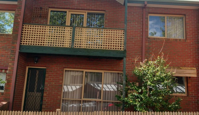 Kensington 3BR Townhouse 10min walk Flemington Racetrack & 15min MelbShowground