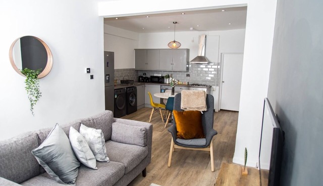 KENSINGTON HOUSE: A Contemporary House/Perfect for groups/Close to City Centre