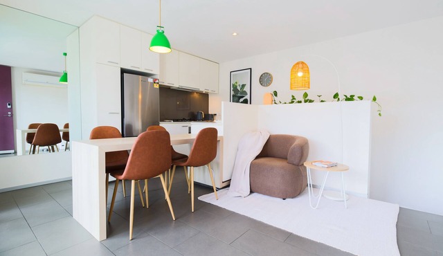 Kensington petite apartment w/direct street access