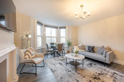 Kensington - Two Bedroom Central London Apartment with Garden