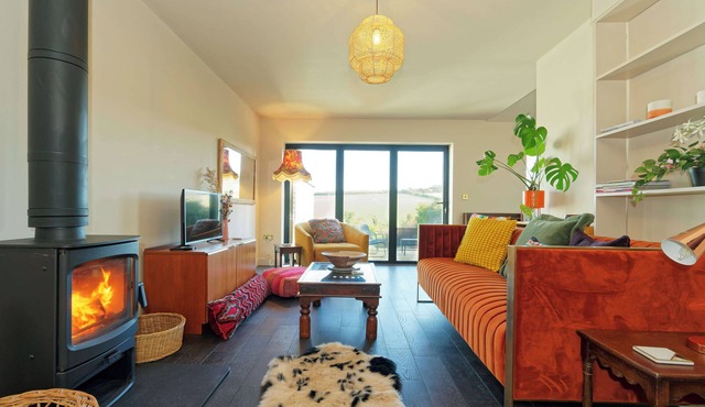 KENT DOWNS COTTAGE, pet friendly, with a garden in Chartham