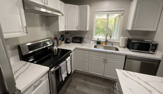 Kent-EntireUpperLevel Duplex on Private Street