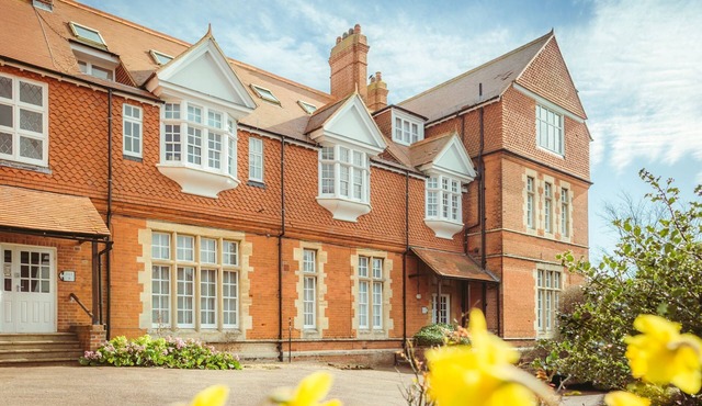 Kent House: contemporary 2-bed flat close to seafront