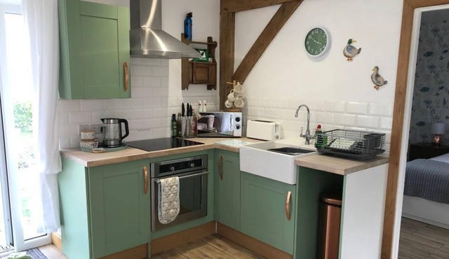 Kentish Countryside, great outside space cosy, fire pit, hot tub