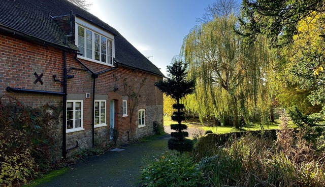 Kentish Oast, Cottage and Barn in stunning private grounds with swimming pool