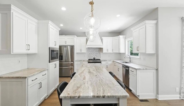 Kentucky Derby Luxury Rental - 5BR Home Sleeps 10 - 25 Min to Churchill Downs