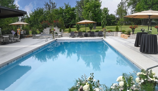 Kentucky Derby Private Estate : Luxury, Pool, Spa , Large groups