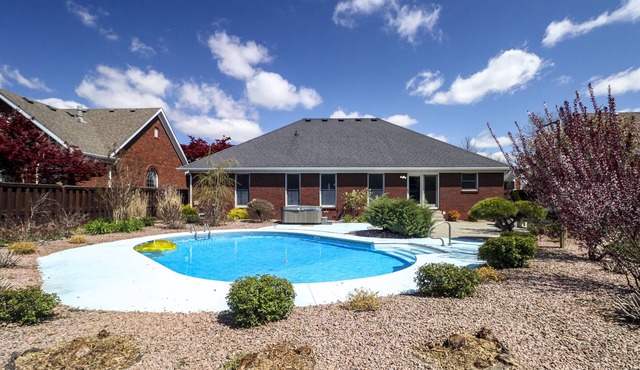 Kentucky holiday home with Hot Tub & pool In Louisville KY