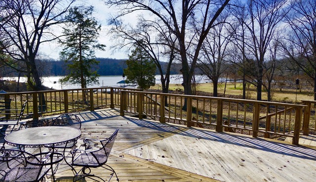Kentucky Lake 3 Bedrooms, 2 Bath Private Home W/Private Dock.