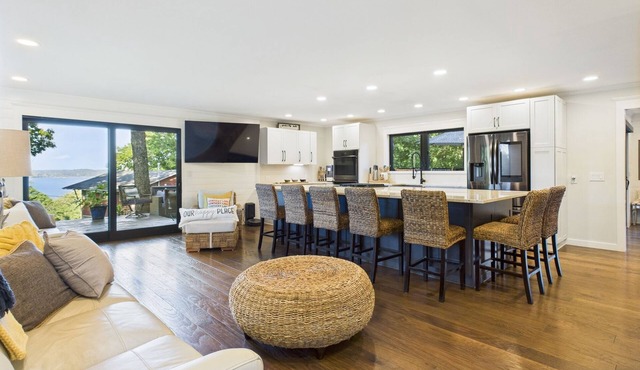 Kentucky Lake Chalet & FarmHouse Stay