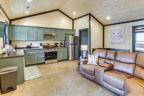 Kentucky Lake Escape: Family Cabin w/Fire Pit