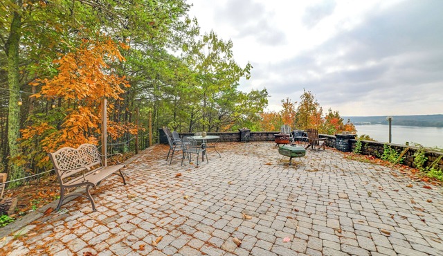 Kentucky Lake Views: Cozy Cabin in Waverly!