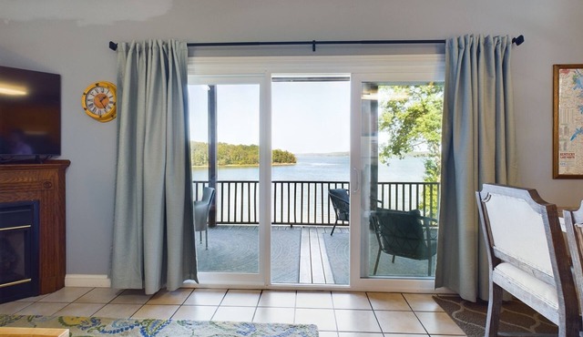 Kentucky Lake Waterfront Condo ~ Boat Slip~Sleeps 6~Murray KY ~ Fantastic View!