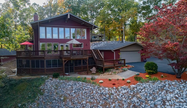 Kentucky Lakefront Chalet/Near Murray Ky & Paris Landing Area /W Hot Tub n Dock