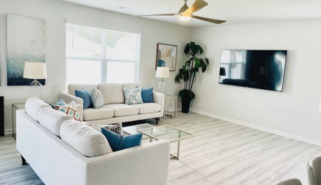 Kenzie’s Corner | Modern | Comfort | Resort