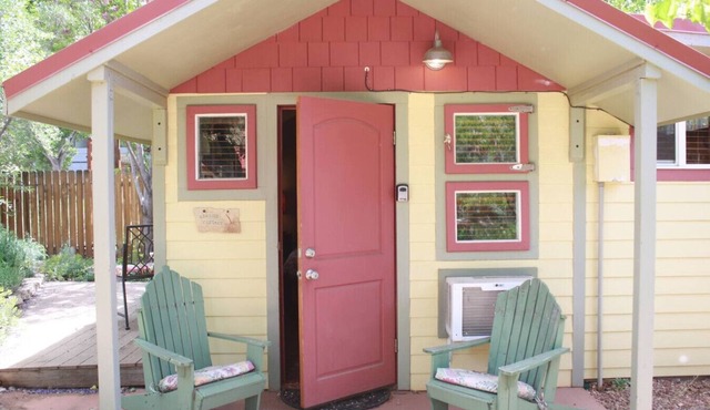 Kenzie's Tiny Cottage- Prvt Hot Tub & Rain shower