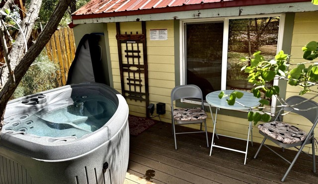 Kenzie's Tiny Home- private Hot Tub & Rain Shower