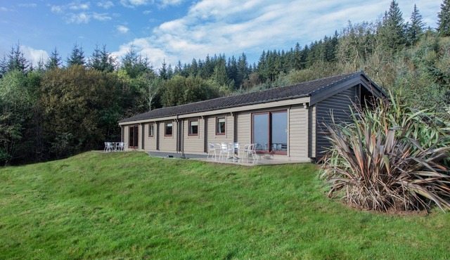 Keppoch Lodge - a cabin that sleeps 4 guests in 2 bedrooms