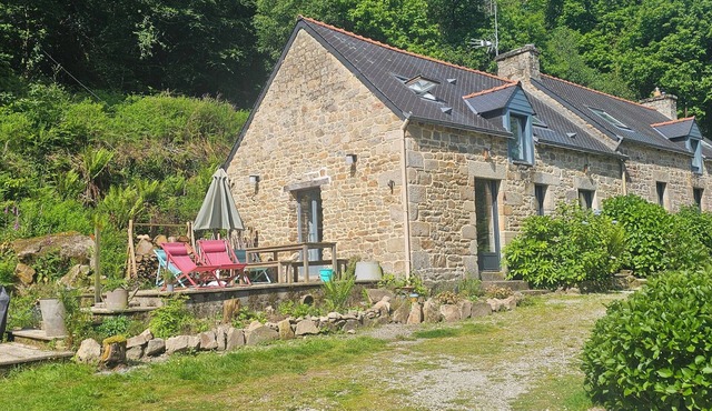 Ker Adèle: cosy longère in the heart of a wood