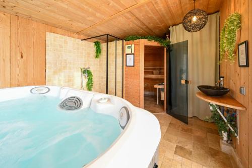 Ker Gana Sauna, jacuzzi, poêle à bois