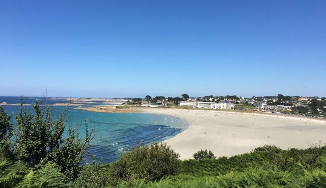 "Keramuze: comfortable sea-view gîte with terrace and small garden. Beach 200m away