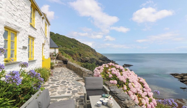 KERBENETTY (HARBOUR COTTAGE), pet friendly, with open fire in Portloe