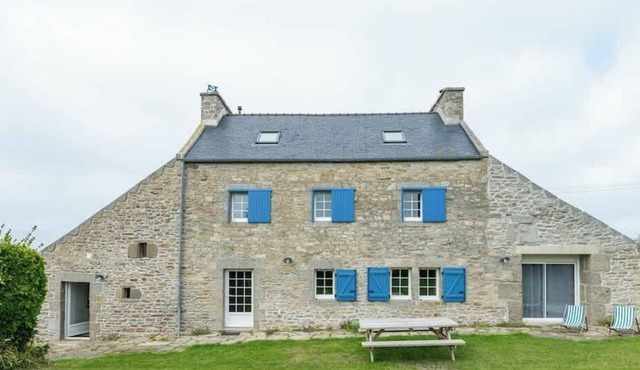 Kerdibis - Charming Britain house near the sea