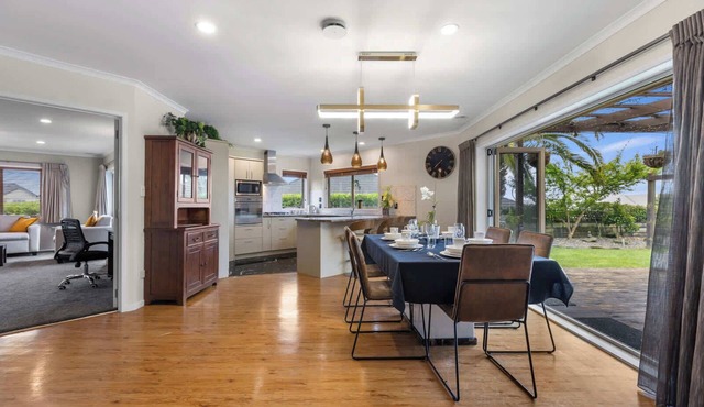 Kererū Corner | 4 Bed, 2 Bath Lynmore Escape