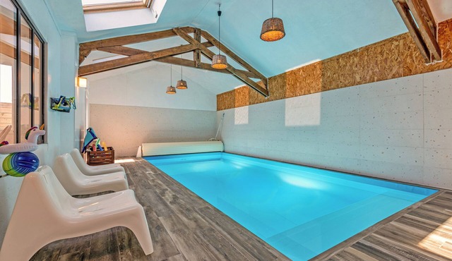 Kerléonie, large house with garden and pool close to beaches and GR34