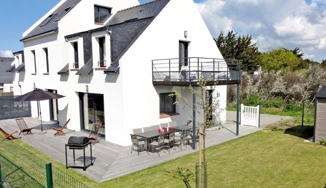 KERPI, recent house with VERY NICE BEDROOMS, 3 minutes WALK from the beach