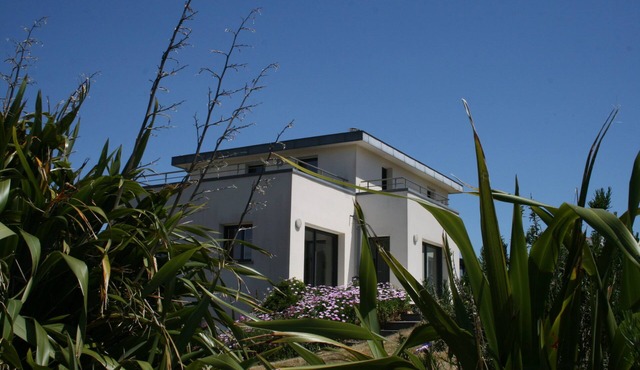 KerPoulhan - Large contemporary house with garden and sea view