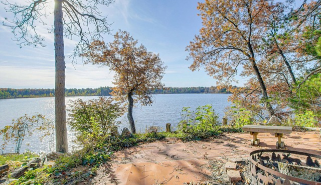 Keshena Lake House: Fire Pit, Deck