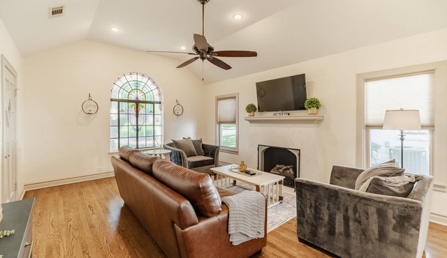 Kessler Park Bungalow - Walking distance to Bishop Arts District