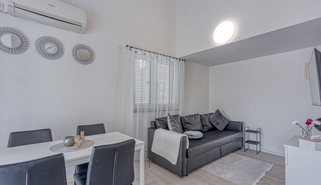 Kestenova/Two-Bedroom App with Balcony No.5